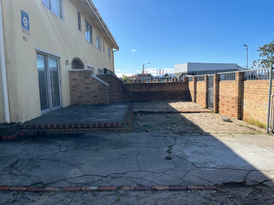 Bedroom Property for Sale in Cravenby Western Cape